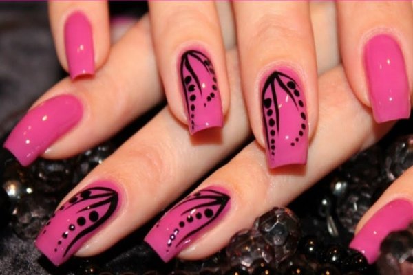 Маникюр розовый с черным рисунком
