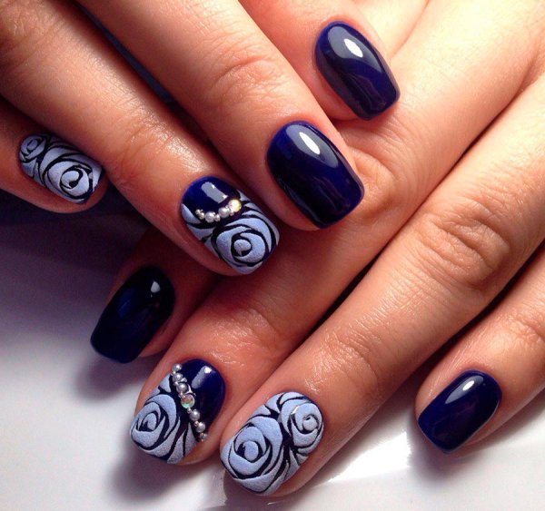 Синий маникюр с узорами