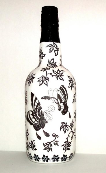 Бутылки черно белые декор