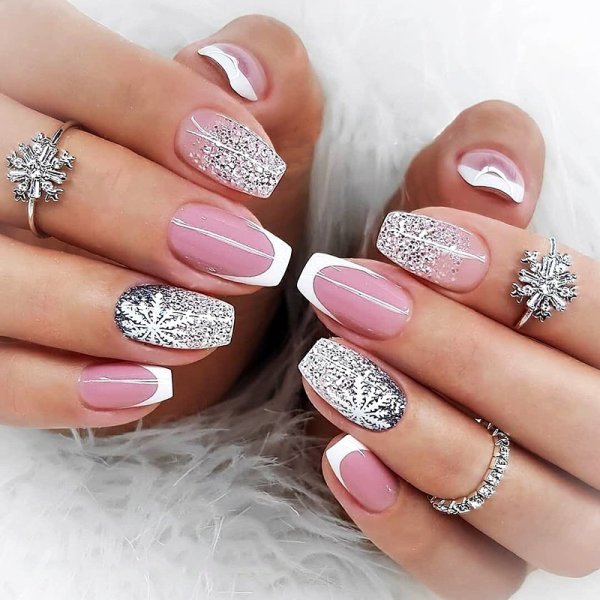 Маникюр со снегирями