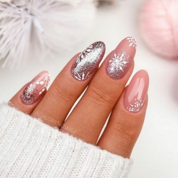 Снежинки на ногтях