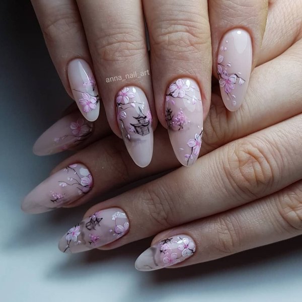 Красивый френч на миндалевидных ногтях