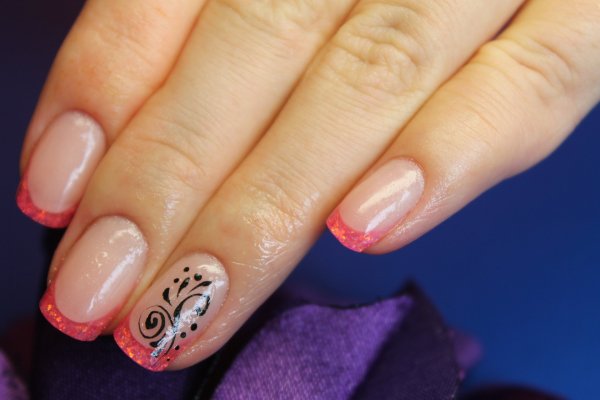 Розовый маникюр