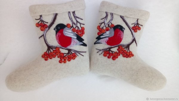 Расшитые войлочные валенки