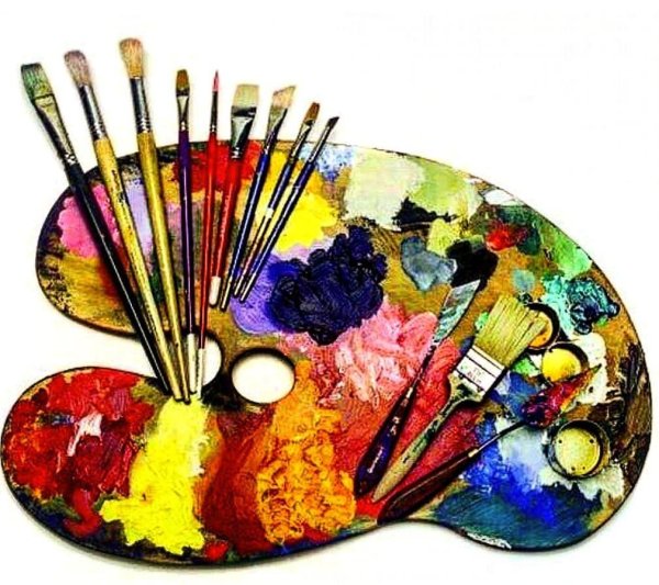 Палитра с красками и кистями