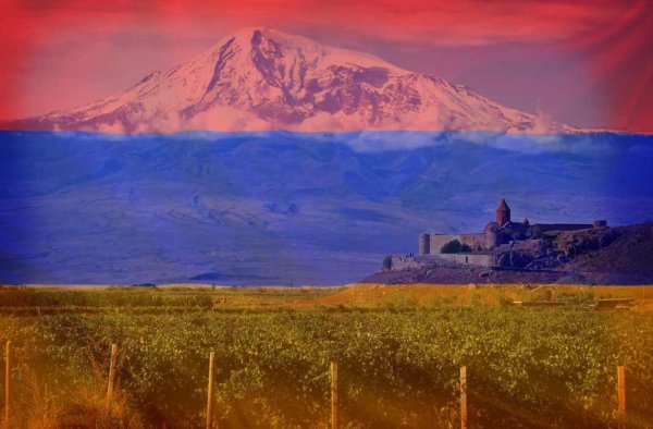 Гора Арарат и флаг Армении