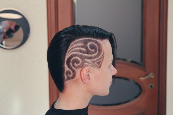 Выбритые узоры на голове