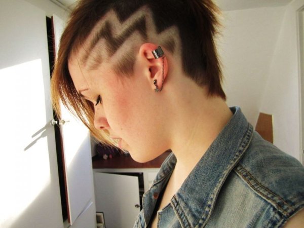 Стрижка с выбритым виском молния