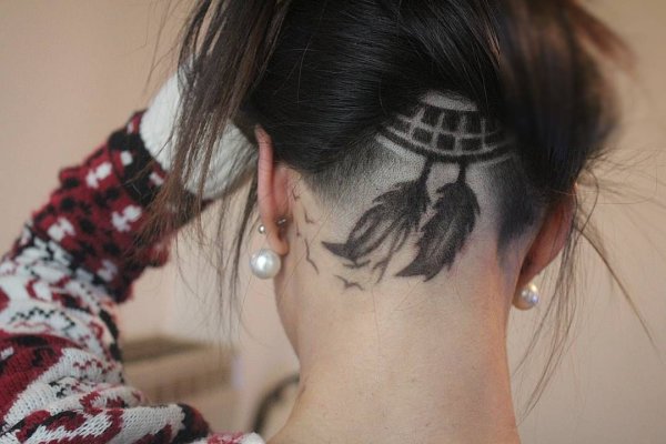 Тату на волосах женские по бокам