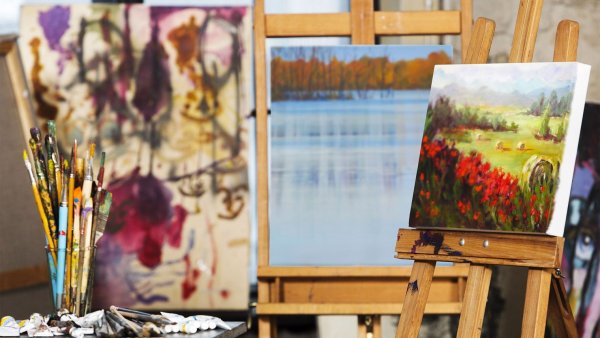 Женщина рисует