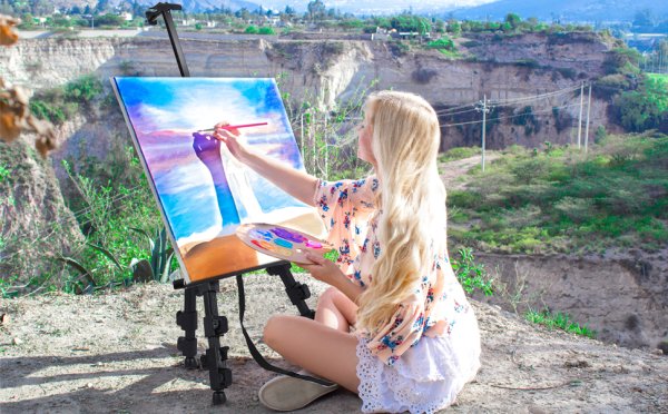 Силуэт девушки художника