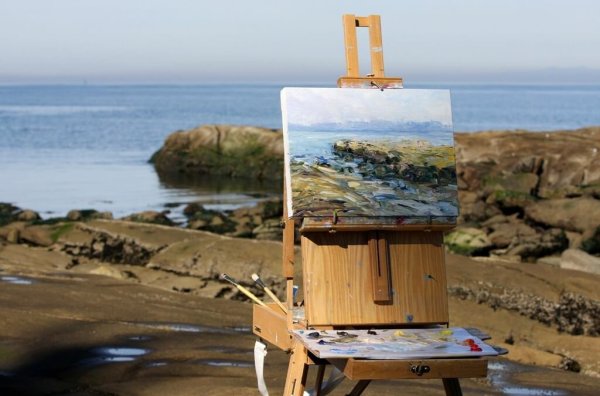 Мольберт с чистым листом