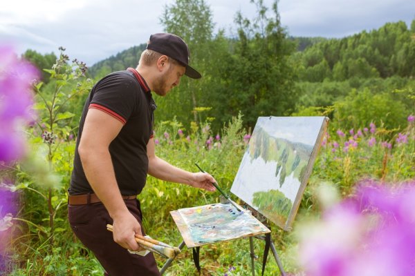Мольберт на фоне природы