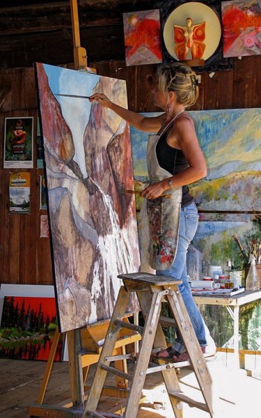 Рисование за мольбертом