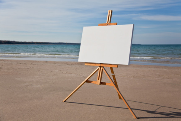 Девушка рисует на мольберте