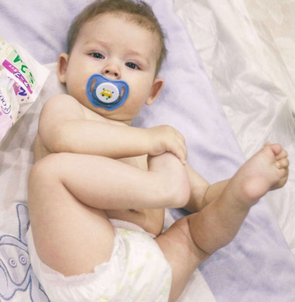 Малыш в памперсе