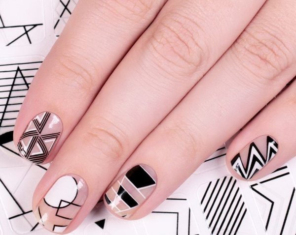 Прозрачный маникюр с геометрией