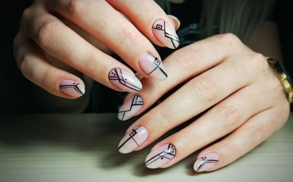 Геометрические узоры на ногтях
