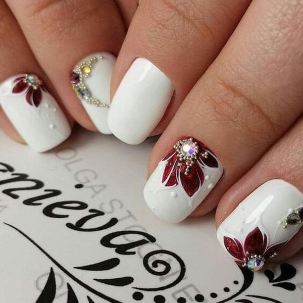 Белый маникюр с цветочками