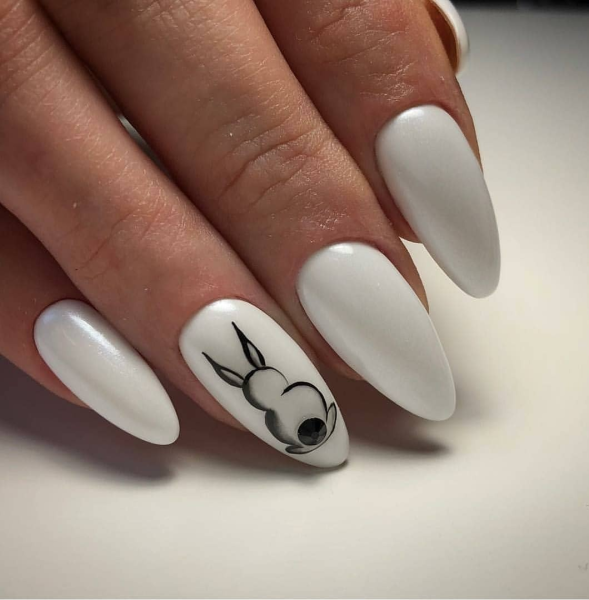 Белый маникюр на миндалевидных ногтях