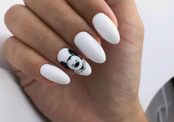 Маникюр бежевый с белым