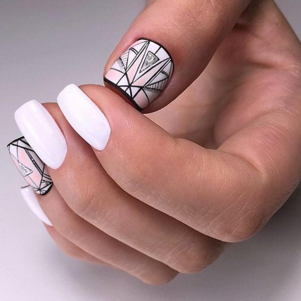 Розовый маникюр с веточкой