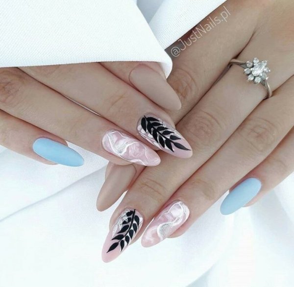 Красивый синий маникюр с узорами