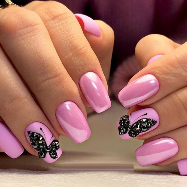 Красивый розовый маникюр