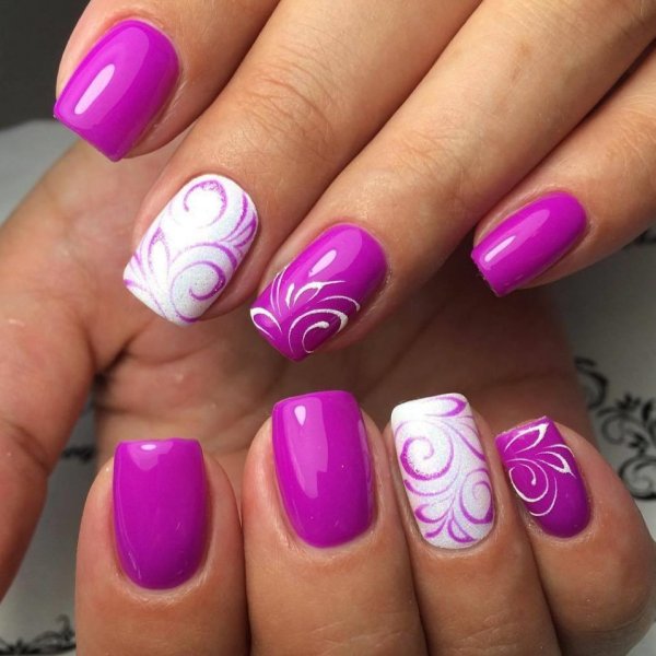 Яркий маникюр