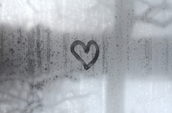 Надпись на запотевшем стекле