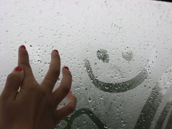 Надпись на запотевшем стекле