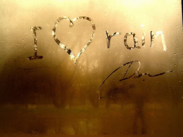 Сердечко на запотевшем стекле