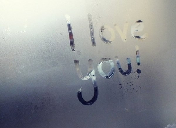 Надпись на запотевшем стекле