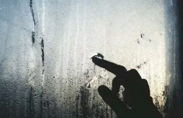 Надпись на запотевшем стекле