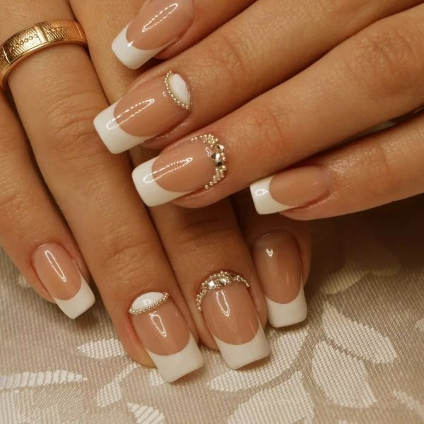 Акриловый френч ногтей