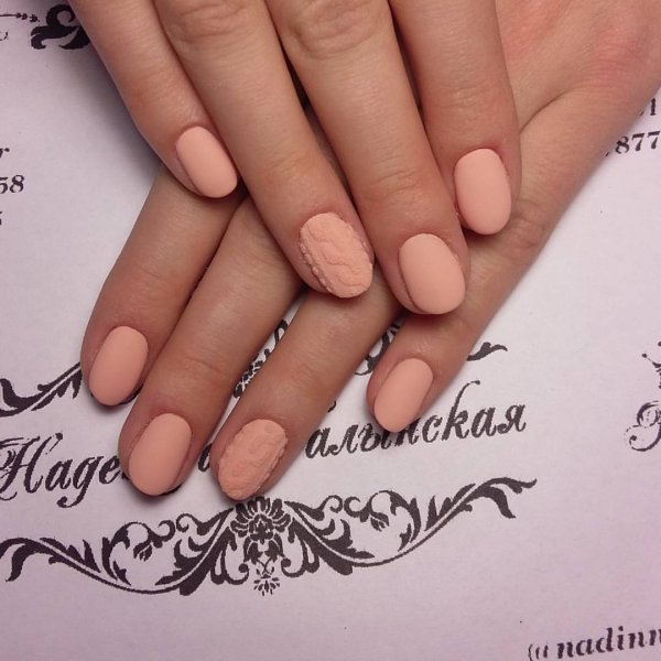 Ногти однотонные овал с рисунком