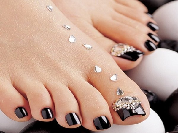 Красивый педикюр на ногах со стразами