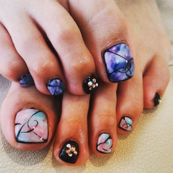 Черно белый педикюр