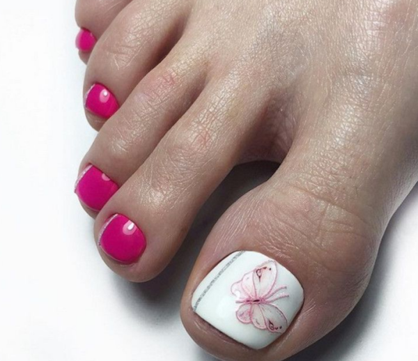 Легкий педикюр на ногах