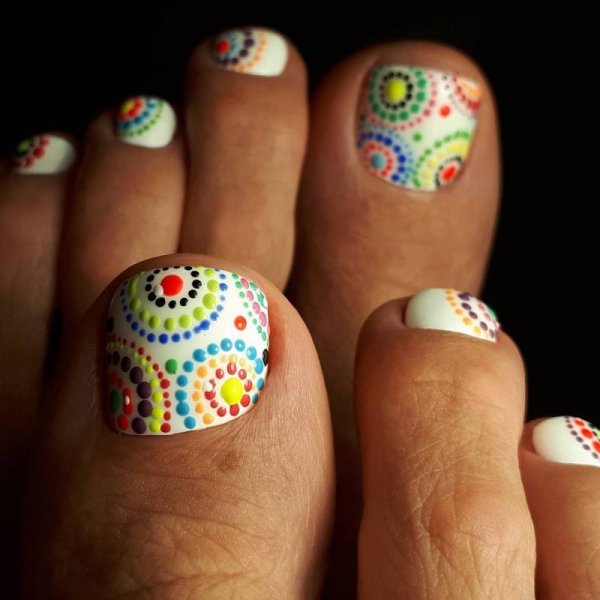 Педикюр с рисунком на большом пальце