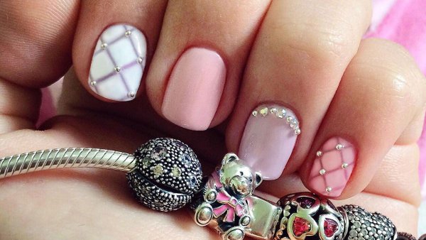 Маникюр с бусинками