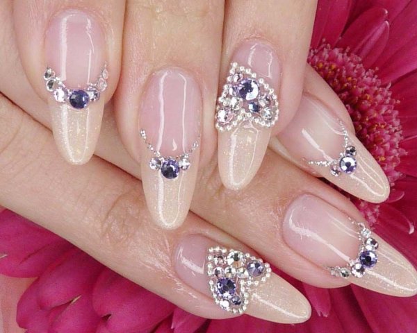 Наращивание ногтей с камнями