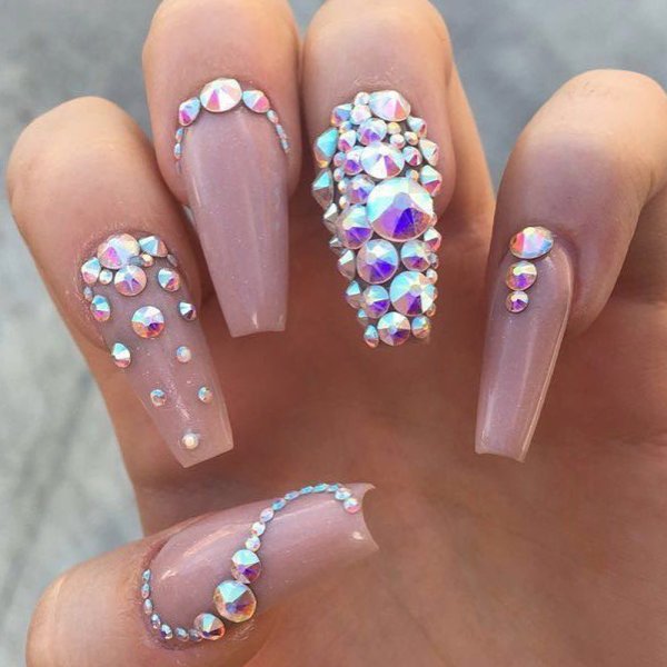 Ногти с камушками