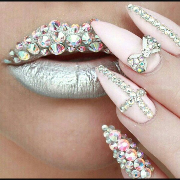 Наращивание ногтей со стразами