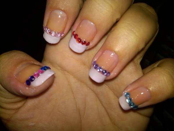 Французский маникюр цветной со стразами