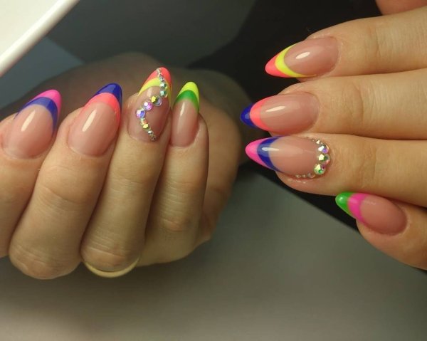 Маникюр гель лаком френч голубой