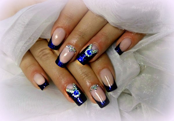 Яркий френч на ногтях