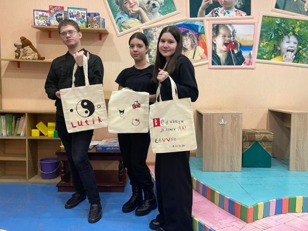 Девушка с подарком нарисованная