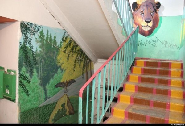 Украшение стен в подъезде