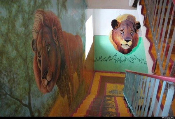 Картины в подъезде